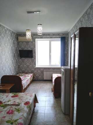Гостиница Дом На Горке Лазаревское Четырехместный номер с собственной ванной комнатой-8